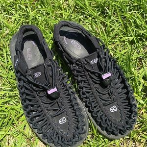 KEEN Women's Black Purple UNEEK Bungee Sandals EUC